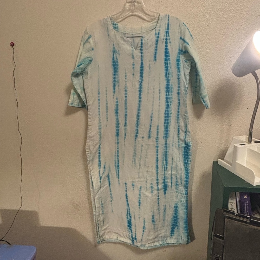 Blue and white tie die pattern night gown